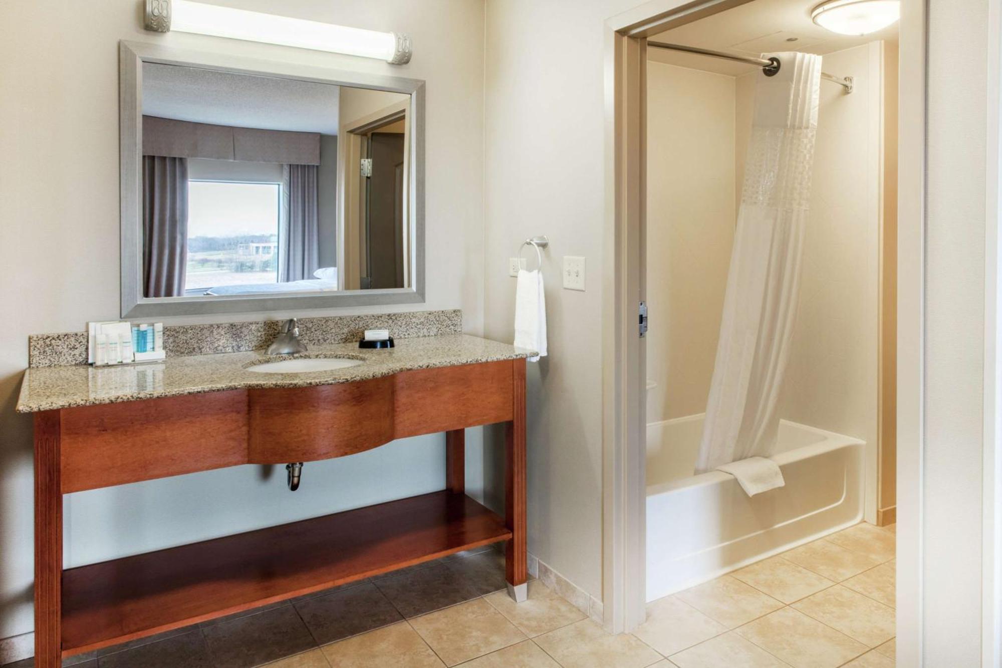 Hampton & Chicago Hotel
