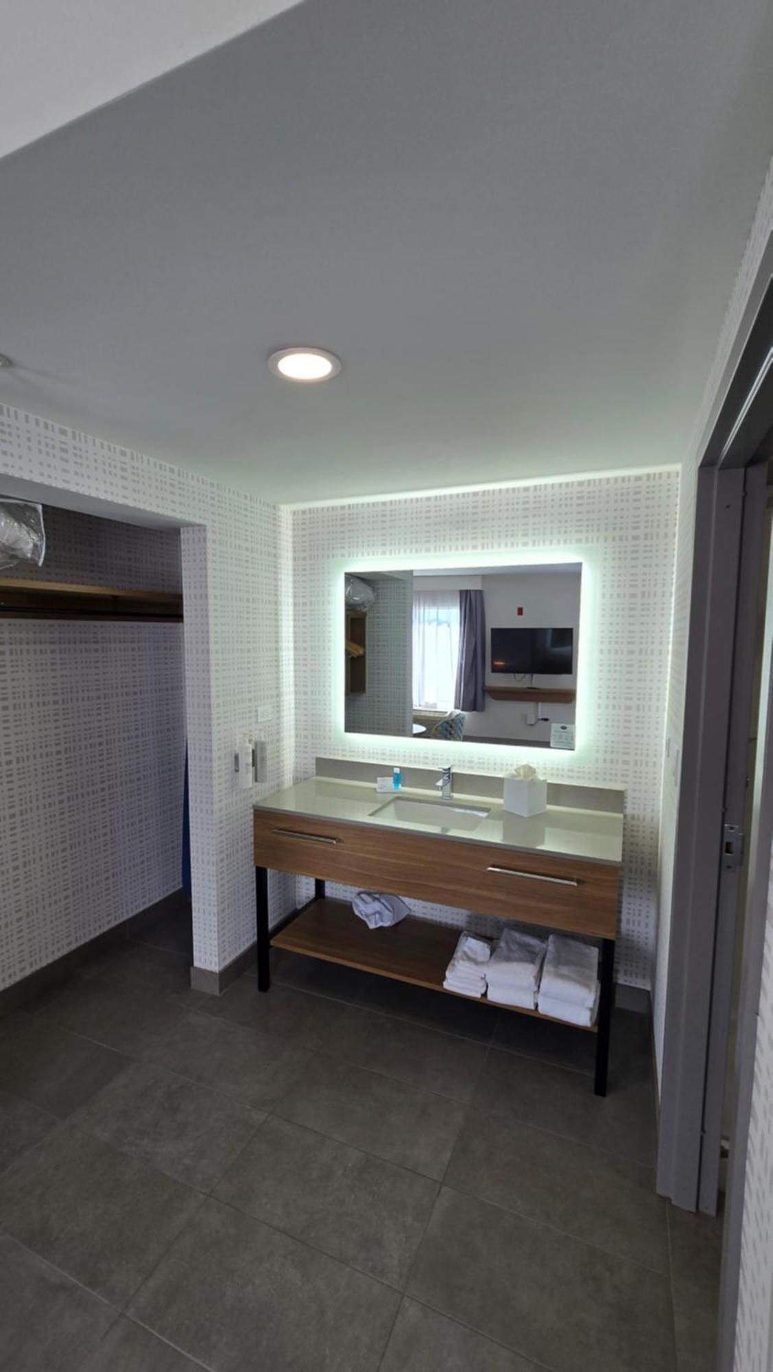 Hampton & Chicago Hotel Deer Park
